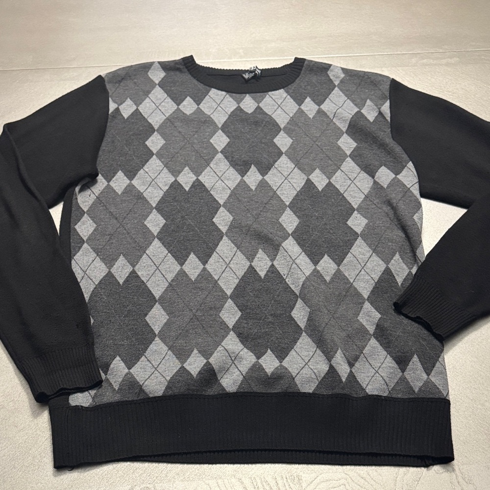 Classic Argyle Crewneck Sweater in Black and Gray